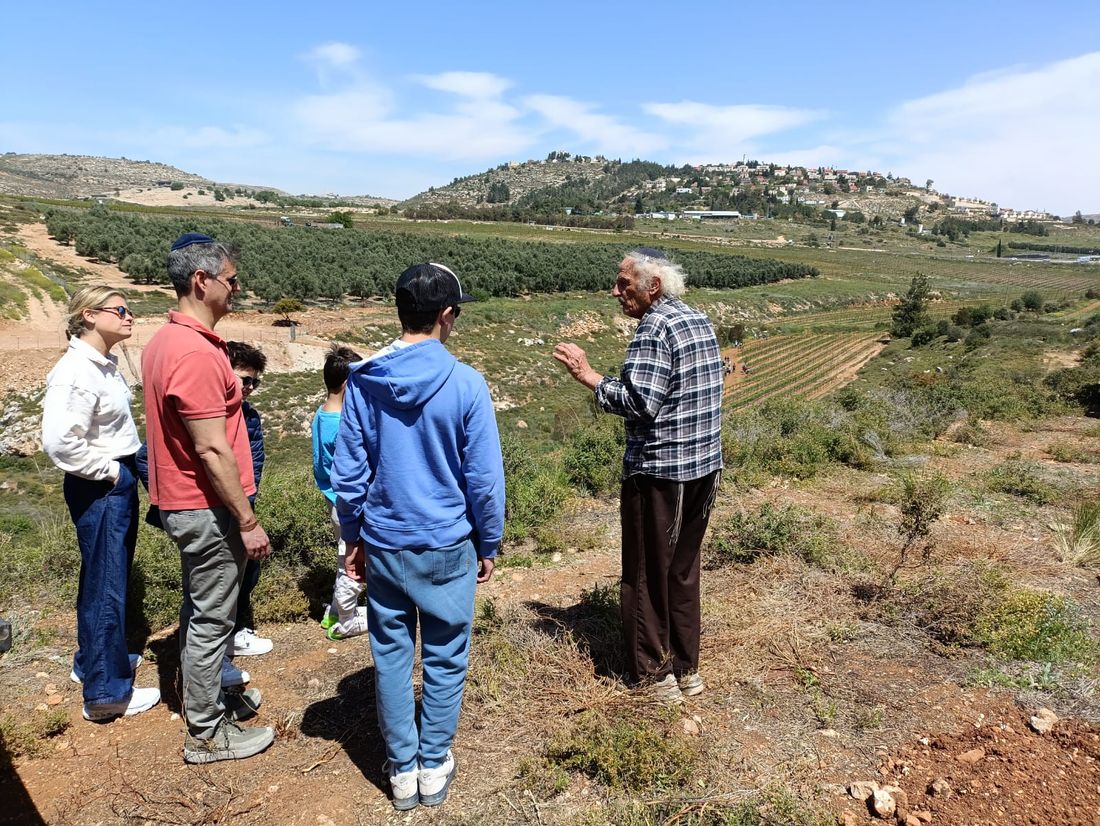 עירא רפפורט מספר על הכרמים והמקום מול נוף שילה
